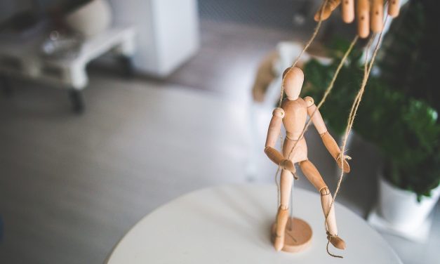 ROZTRHNUTÉ VRECE S PORADCAMI, KOUČMI A MOTIVÁTORMI JE AKO RAKOVINA